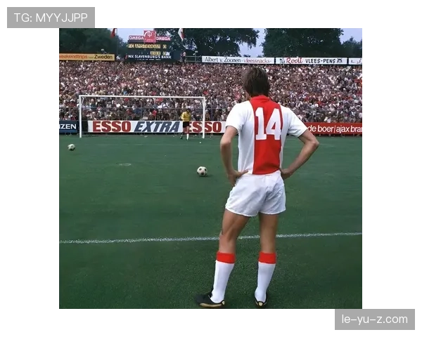 马尔蒂尼足球哲学引领新风尚:防守艺术与团队精神重塑现代足球理念 马尔蒂尼足球哲学引领新风尚:防守艺术与团队精神重塑现代足球理念