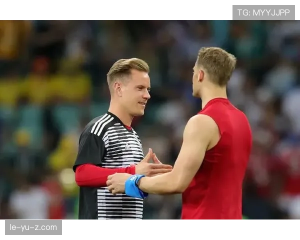 诺伊尔与卡西利亚斯友谊见证两代门神传奇，精神传承铸就足坛佳话