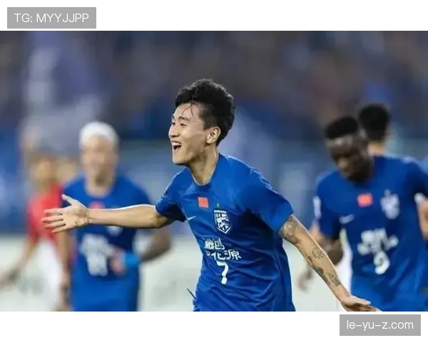 韦世豪逛超市买三块五的打折饭团,转头在训练场喝三十块一瓶的功能饮料 韦世豪逛超市买三块五的打折饭团,转头在训练场喝三十块一瓶的功能饮料