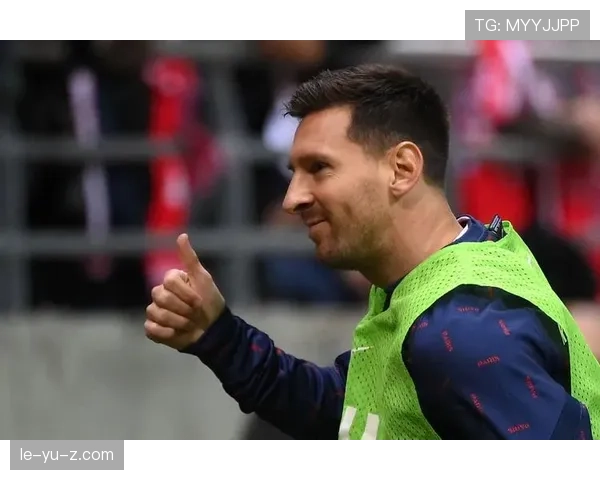 刷到梅西拎着超市塑料袋走出豪宅门口，我竟然有点不忍心笑