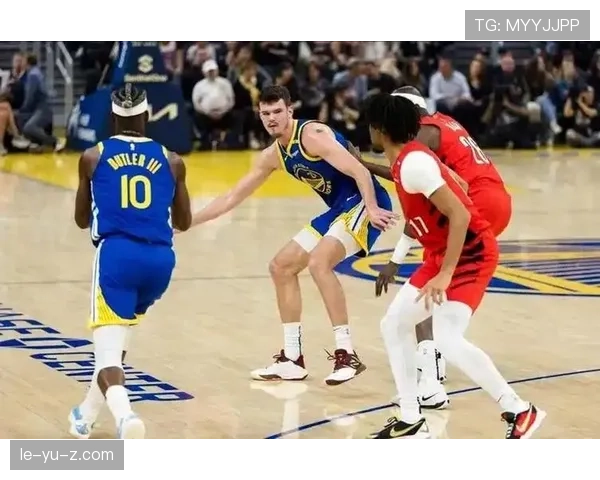 库明加在挡拆中制造错位冲击篮筐，提升勇士内线效率